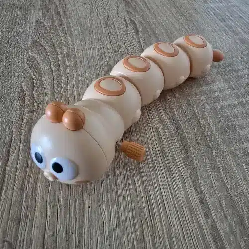 jouet chenille marron