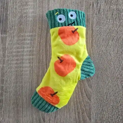 jouet jaune en forme de chaussette