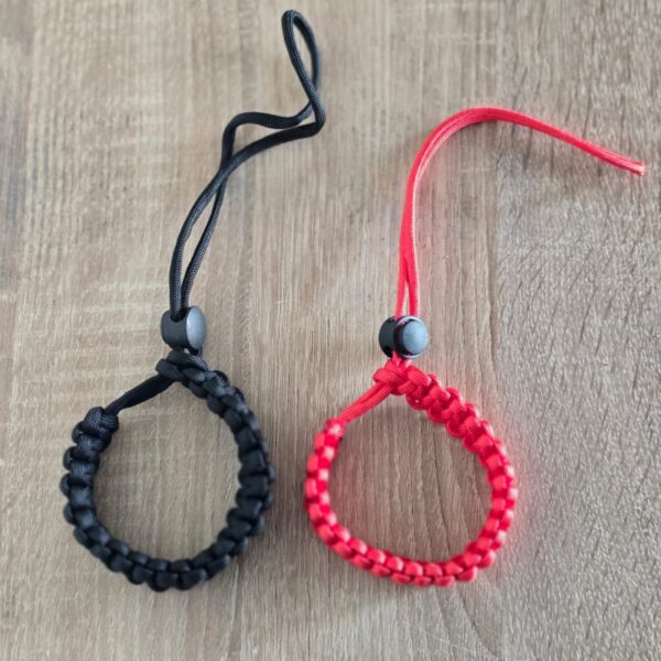 Dragonne réglable pour laisse à enrouleur